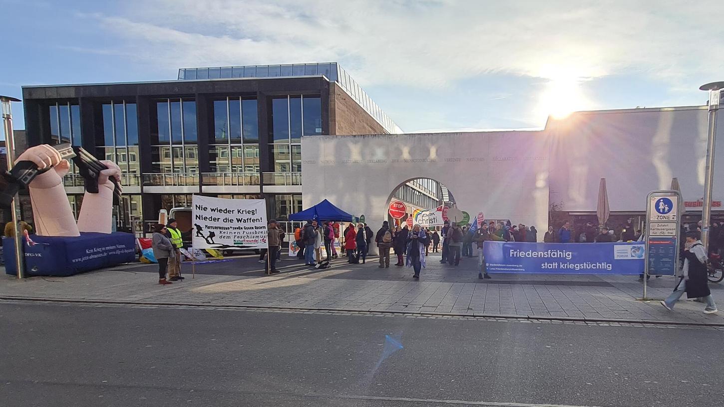 "Kriegsdienstverweigerung ist Menschenrecht" heißt das Motto der mobilen Demo, deren Startpunkt auf dem Kornmarkt war (Bild). "Kriegsdienstverweigerung ist Menschenrecht" heißt das Motto der mobilen Demo, deren Startpunkt auf dem Kornmarkt war (Bild).
