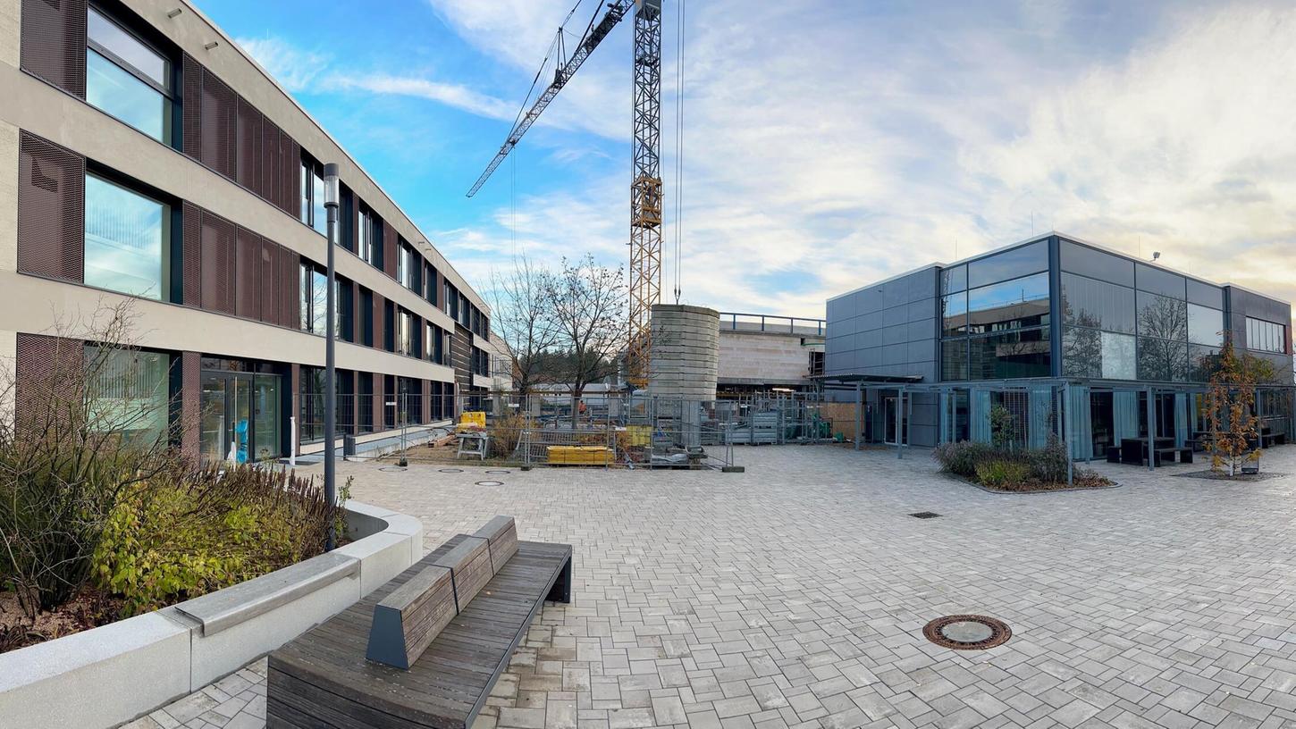 Teuerster Schulbau aller Zeiten: Darum reißt das Gymnasium Roth bald ...