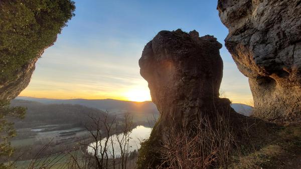 Blick vom Hohlen Fels auf den Happurger Stausee bei traumhaftem Winterwetter.