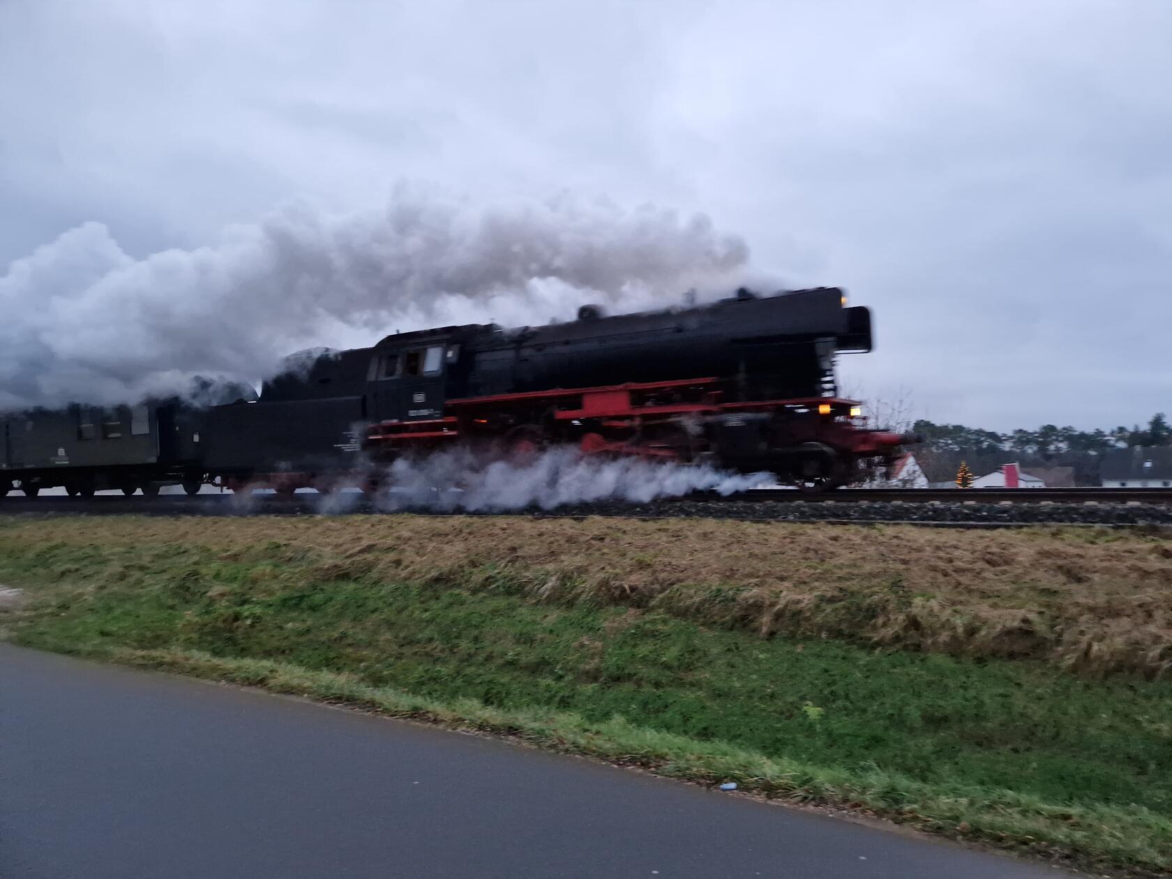Die Dampflokomotive „023 058-1“ auf der Nikolaus-Lichterfahrt am 15. Dezember bei der Durchfahrt durch Reichenschwand.
