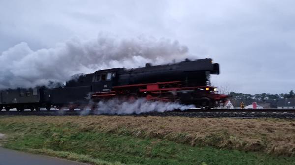Die Dampflokomotive „023 058-1“ auf der Nikolaus-Lichterfahrt am 15. Dezember bei der Durchfahrt durch Reichenschwand.