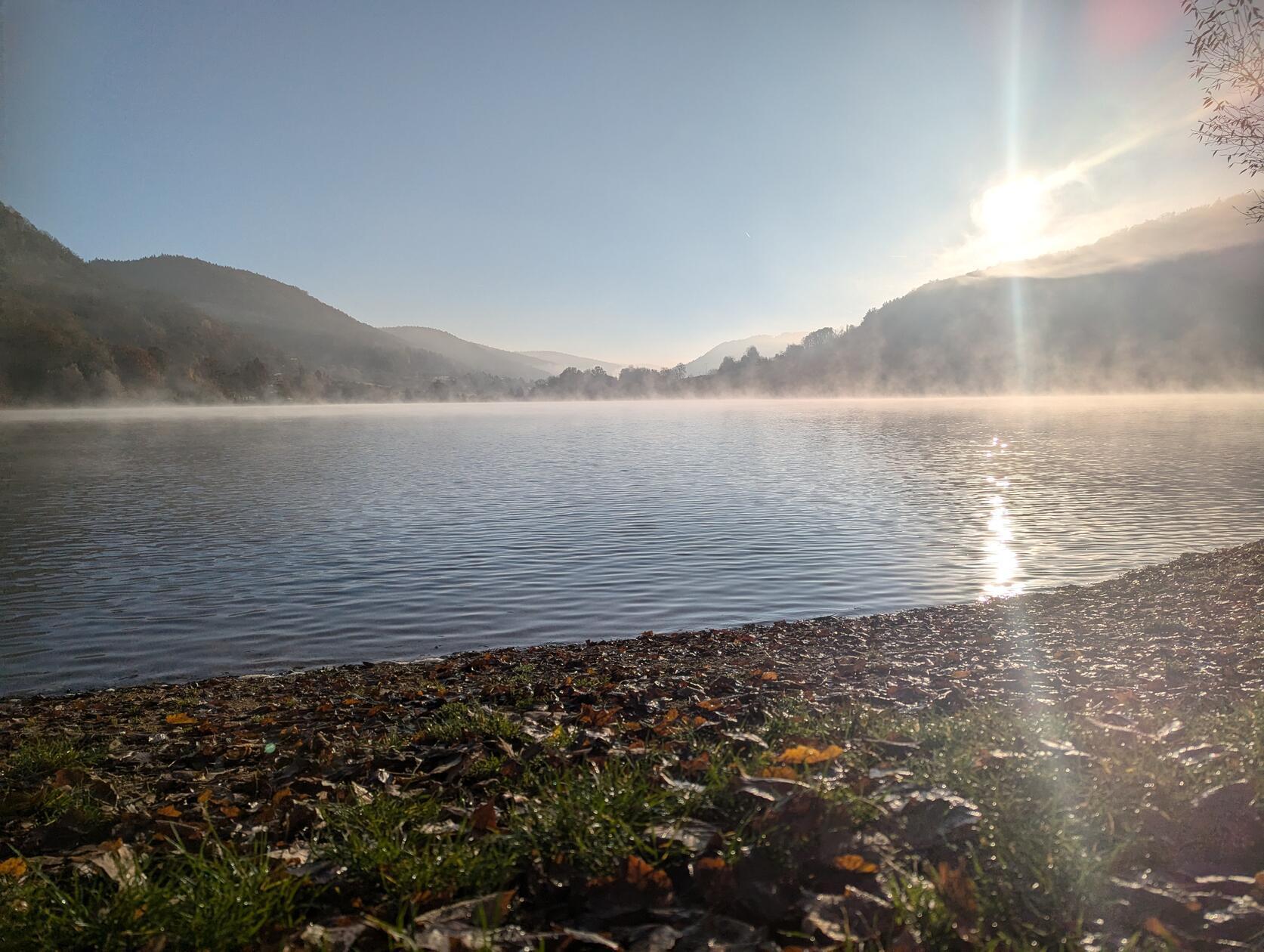 Sanft steigt der Nebel auf über dem Happurger Stausee.