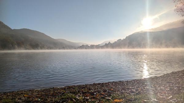 Sanft steigt der Nebel auf über dem Happurger Stausee.