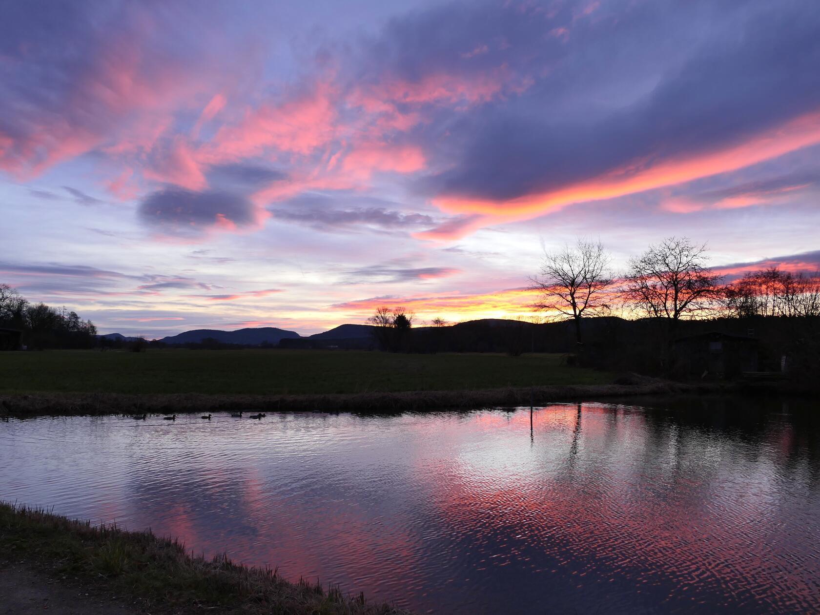 Spektakuläres Farbenspiel über dem Prellweiher in Reichenschwand.