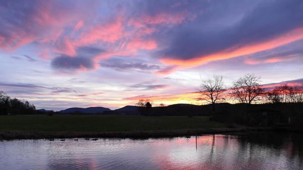 Spektakuläres Farbenspiel über dem Prellweiher in Reichenschwand.