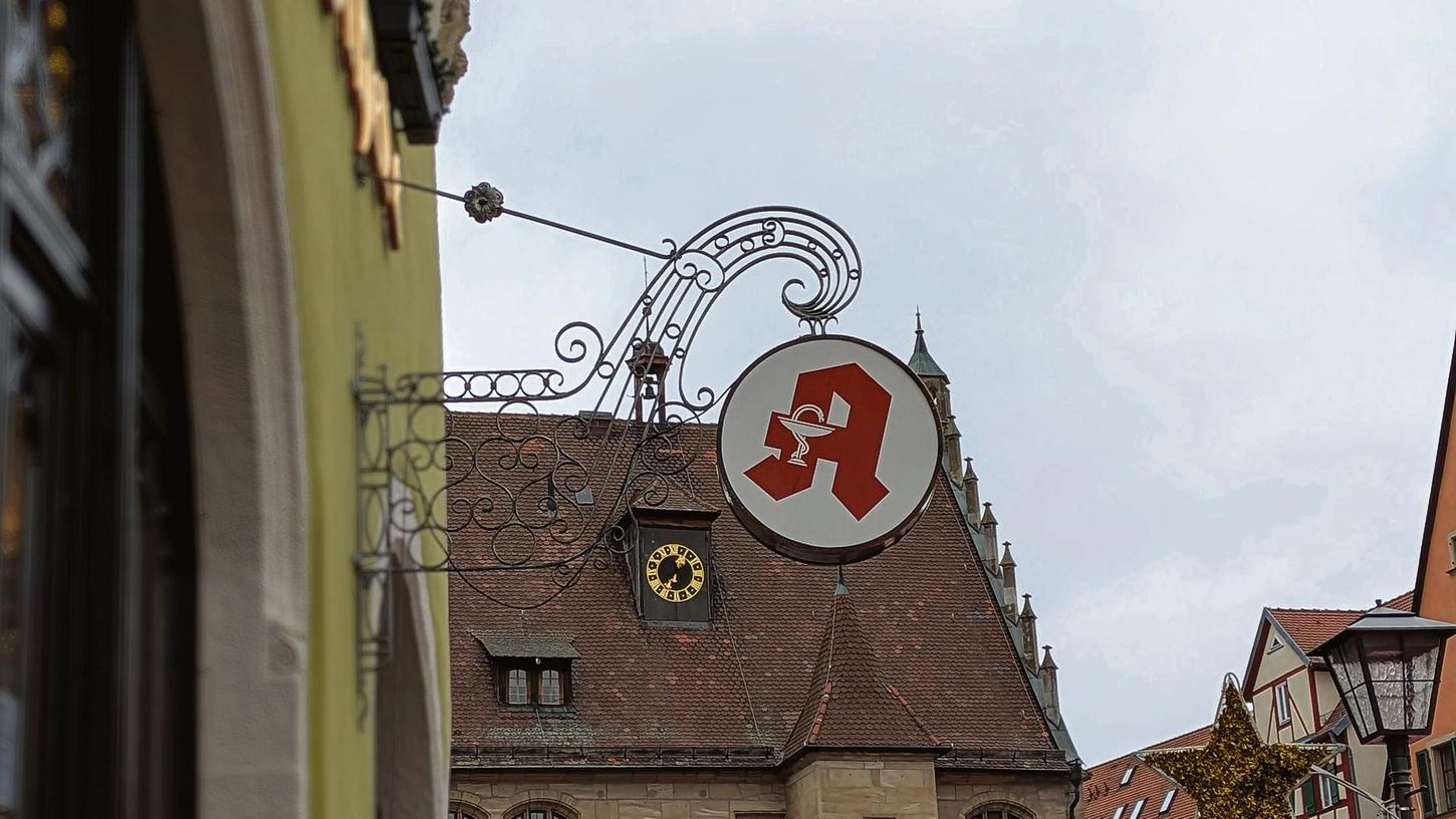 Die Dienstbereitschaft der Apotheken beginnt künftig jedoch bayernweit einheitlich jeweils um 8.30 Uhr und endet am nächsten Tag um dieselbe Zeit. Die Dienstbereitschaft der Apotheken beginnt künftig jedoch bayernweit einheitlich jeweils um 8.30 Uhr und endet am nächsten Tag um dieselbe Zeit.