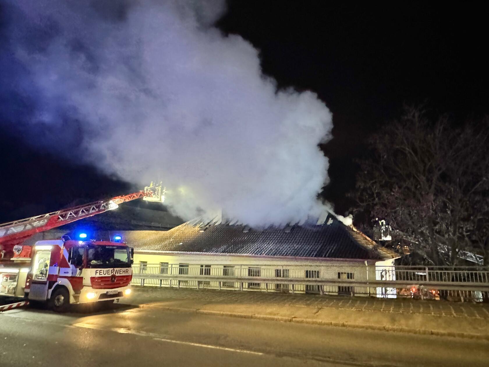 Flammen-schlugen-aus-Dachstuhl-Feuerwehr-r-ckt-mit-Gro-aufgebot-zu-Brand-in-Lokschuppen-in-N-rnberg