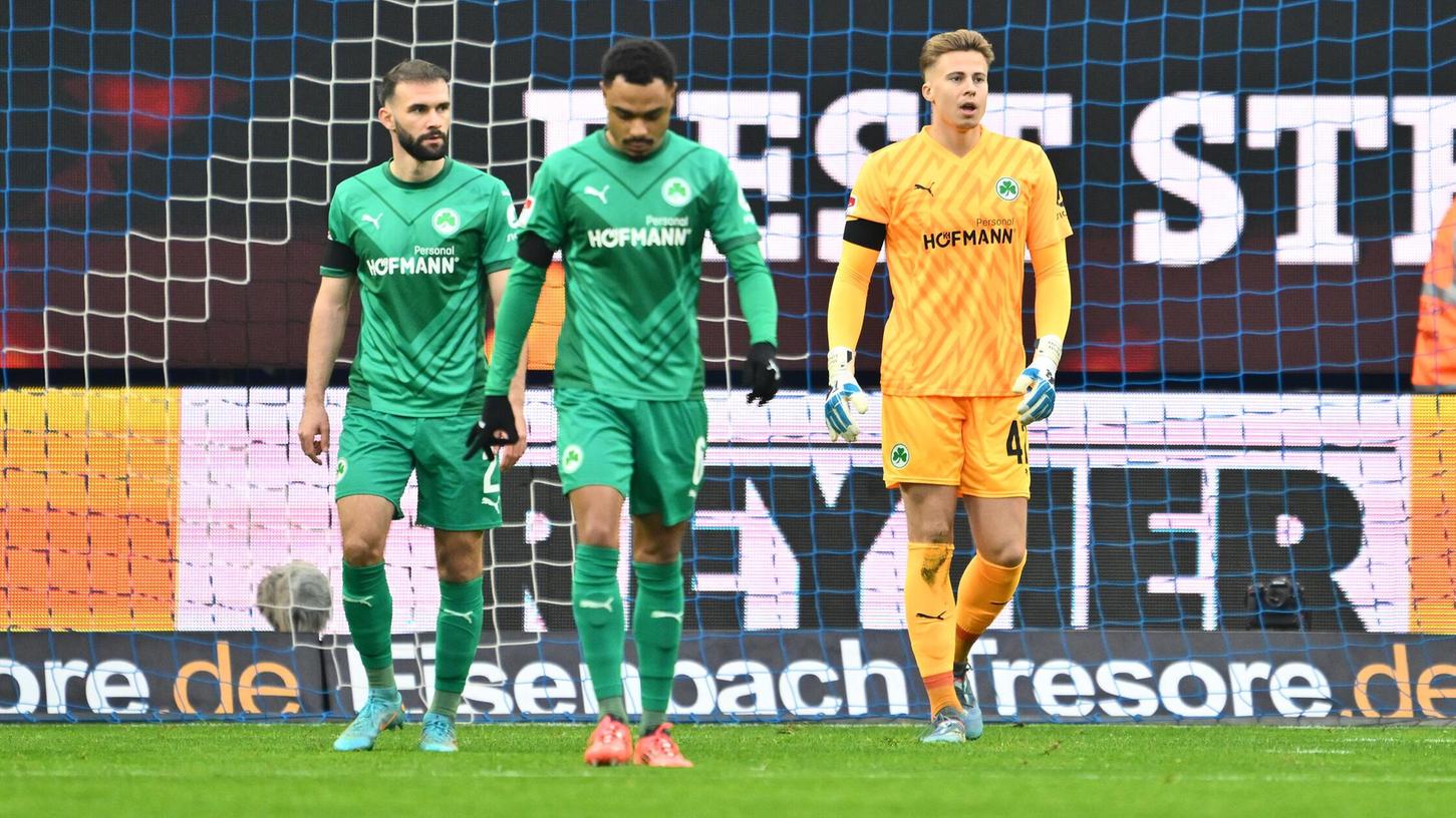 Einen Start zum Vergessen erwischte das Kleeblatt: Nach 13 Minuten lag die Truppe aus Fürth bereits mit 0:3 zurück. Einen Start zum Vergessen erwischte das Kleeblatt: Nach 13 Minuten lag die Truppe aus Fürth bereits mit 0:3 zurück.