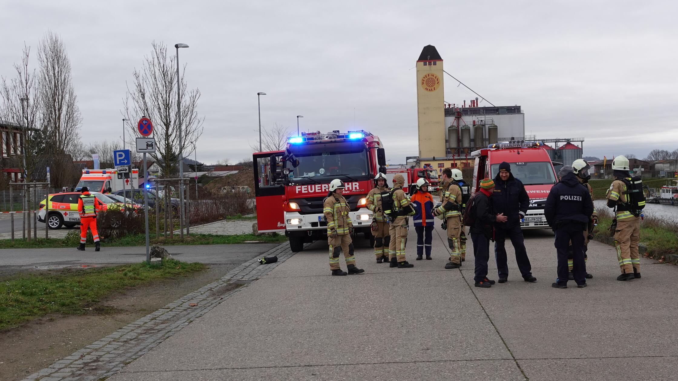 Gasaustritt-an-fr-nkischem-Hafen-Feuerwehr-Rettungsdienst-und-Polizei-vor-Ort-im-Einsatz
