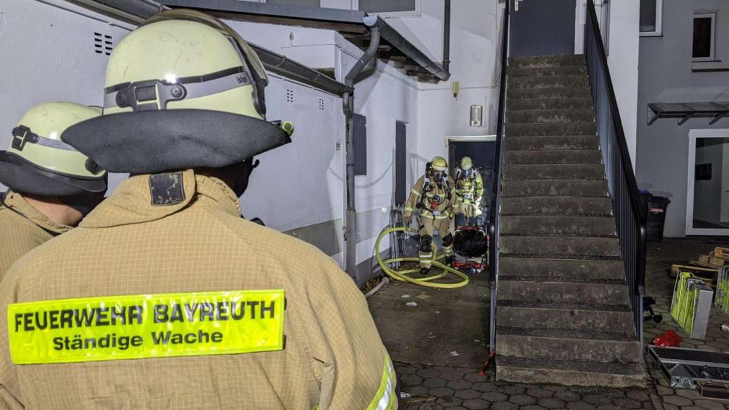 Die Feuerwehr Bayreuth suchte auch an der Gebäuderückseite nach der Brandursache. Die Feuerwehr Bayreuth suchte auch an der Gebäuderückseite nach der Brandursache.