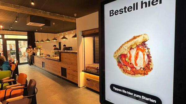 In den vergangenen vier Jahren konnte sich der vegane Imbiss "Etyok" fest in Nürnberg etablieren. Zuletzt expandierte der Laden sogar noch, öffnete die "Etyok Plant Food Gallery" an der Weißgerbergasse und baute den bekannten Laden an der Vorderen Sterngasse aus. Im August verkündete Besitzer Günaltay überraschend auf Instagram das Aus für den Laden an der Vorderen Sterngasse. Zu den Gründen für die Schließung möchte sich der Inhaber auf Anfrage unserer Redaktion nicht äußern.