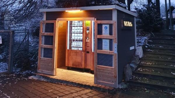 Kurz vor Weihnachten verliert Cadolzburg ein Traditionslokal: Nach mehreren Jahrzehnten stellt das Gasthaus zum Wiesental in Steinbach den regulären Betrieb zum 23. Dezember 2024 ein. Die Gaststätte war bekannt und geschätzt für ihre bodenständige fränkische Küche, großzügige Portionen und die familienfreundliche Atmosphäre. Allerdings müssen die Kunden künftig nicht komplett auf die Speisen des Gasthauses verzichten: Wie das Lokal auf Instagram mitteilte, kann man sich einerseits die Speisen im Automaten „Das Wirts Hüttla“ rund um die Uhr abholen, andererseits kann man das Gasthaus für Betriebs- und Familienfeiern buchen.