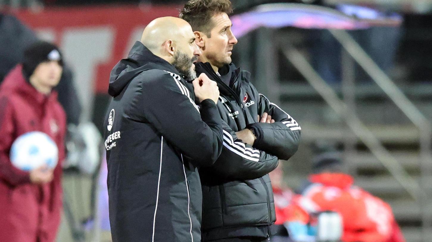 Javier Pinola und Miroslav Miro Klose schauen genau auf ihren XXL-Kader. Javier Pinola und Miroslav Miro Klose schauen genau auf ihren XXL-Kader.