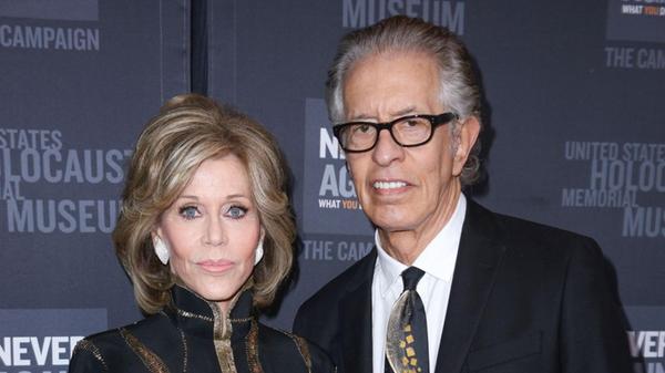 Rod Stewart, Barbra Streisand und Ringo Starr: Richard Perry arbeitete mit den ganz Großen im Musikgeschäft. Bekannt war er auch als Lebensgefährte von Jane Fonda. Der US-Musikproduzent verstarb an Heiligabend in Los Angeles im Alter von 82 Jahren, wie mehrere US-Medien berichteten.