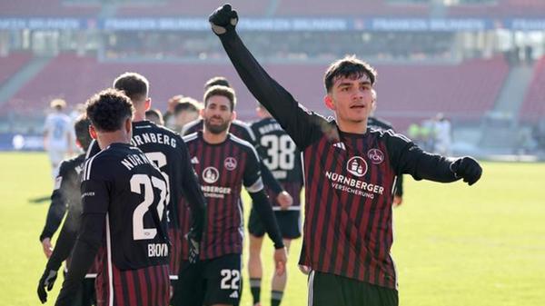 Stark angefangen, stark nachgelassen hat der 1. FC Nürnberg zu Beginn des Jahres 2024: Mit einem 3:0-Heimsieg gegen den späteren Absteiger Hansa Rostock glückte dem Club und dessen Cheftrainer Cristian Fiél ein erfolgreicher Jahresauftakt. Eine tragende Rolle spielte abermals Offensiv-Juwel Can Uzun, der die ersten beiden Tore beisteuerte. Im Anschluss an diesen Heimerfolg folgte allerdings die erste von mehreren Negativ-Serien in diesem Kalenderjahr.