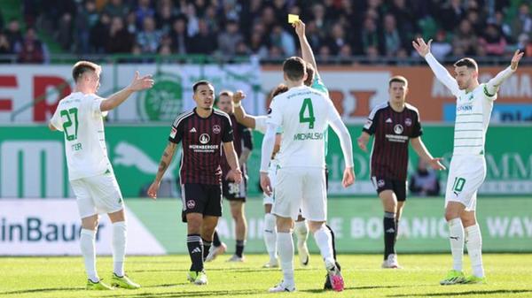 Fünf Spiele mussten die Club-Fans auf den zweiten Pflichtspiel-Sieg im Jahr 2024 warten – und während dieser Durststrecke auch noch eine Derbyniederlage verdauen. Im Frankenderby im Ronhof erwischte der 1. FC Nürnberg durch den frühen Treffer von Sebastian Andersson einen Traumstart, verpasste es dann aber, diese Führung auszubauen. Binnen weniger Minuten kippte das Spiel zugunsten des Rivalen von der westlichen Seite der Stadtgrenze: Erst bejubelte Fürth den Ausgleich durch Armindo Sieb, dann die Ampelkarte gegen Jens Castrop. Der ab der 34. Minute dezimierte Club verschanzte sich und scheute selbst eigene Offensiv-Avancen. Fürth erspielte sich zahlreiche Chancen und belohnte sich dank Siebs Siegtor mit dem 2:1-Derbysieg.