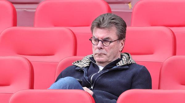Was wäre eine FCN-Saison ohne Entlassung? Wohl keine FCN-Saison. Entsprechend erwies der Club seinem Ruf als heißes Pflaster alle Ehre und trennte sich Anfang Mai von Sportvorstand Dieter Hecking. Laut der Pressemitteilung des Vereins sei dieses Ende der Zusammenarbeit „unvermeidlich“. Der Club argumentierte mit der rückläufigen und „auf unbefriedigendem Niveau konstanten Entwicklung“ der vergangenen vier Jahre.