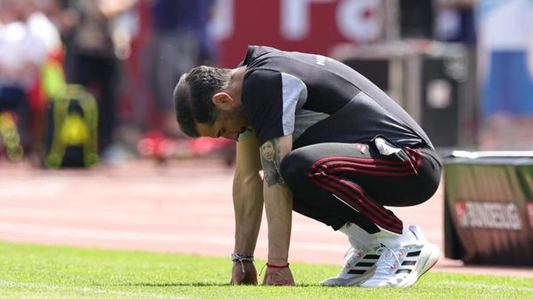 Trotz des erreichten Minimalziels Klassenerhalt zeigte sich Cheftrainer Cristian Fiél auf der Pressekonferenz nach dem Spiel regelrecht desillusioniert: „Es überwiegt nicht die Freude. Mir ist schon bewusst, was die letzten Wochen passiert ist, was für Leistungen wir gezeigt haben.“ Doch woran lag der Leistungsabfall insbesondere nach der Winterpause? „Ich habe keine Erklärung dafür. Doch, ich habe sie. Aber die gehört nicht hierhin“, spielte der Cheftrainer womöglich noch auf den entlassenen Dieter Hecking an, der wohl weit in das Trainergeschäft eingegriffen haben sollen.