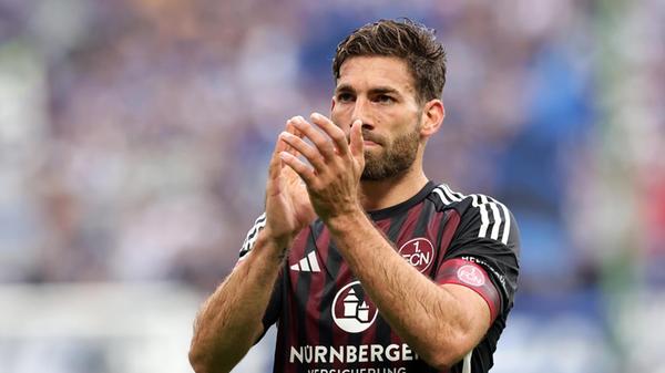 Der 1. FC Nürnberg setzte seiner ernüchternden, phasenweise desaströsen Rückrunde am letzten Spieltag ein würdiges Ende und ließ sich mit 0:4 vom Hamburger SV abschießen. Cristian Fiél sprach nach der Niederlage von „mehr Tiefen als Höhen“ in der abgelaufenen Saison und gab zu Protokoll: „Ich habe nichts dagegen, dass sie jetzt zu Ende ist.“