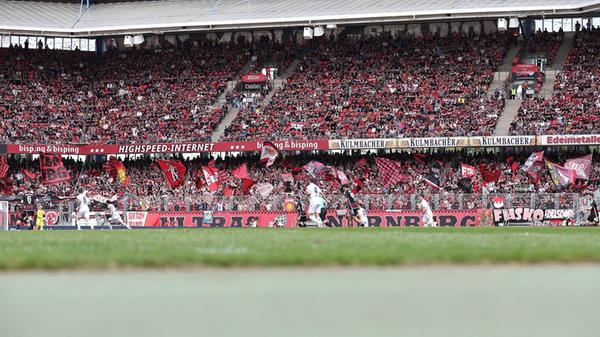 Zumindest eine erfreuliche Zahl lässt sich nach der Saison 2023/24, die viele Club-Fans als eine Saison zum Vergessen erinnern (oder eben nicht), festhalten. Nach Vereinsangaben kamen im Schnitt 34.416 Zuschauer zu den Heimspielen im Max-Morlock-Stadion – das ist mehr als je zuvor in einer Zweitliga-Spielzeit des Noris-Klubs. „Ligaübergreifend steht der FCN damit unter den Top-15 in Deutschland“, heißt es auf der Vereinswebsite.
