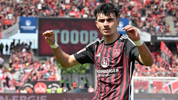 Früh in seiner Amtszeit stand „Joti“ direkt vor der Herausforderung, einen der größten Shootingstars des 1. FC Nürnberg in der jüngeren Vergangenheit zu ersetzen: Nach langen Spekulationen und unzähligen Gerüchten verkündete Can Uzun seinen Wechsel zu Eintracht Frankfurt, wo auch Kumpel Nene Brown bereits unterschrieben hatte. Der Club strich damit zwar eine Rekordablöse in Höhe von elf Millionen Euro ein, verlor aber seinen Toptorschützen, der letztlich mit seinen 16 Treffern phasenweise schier das ganze Team im Rucksack trug.
