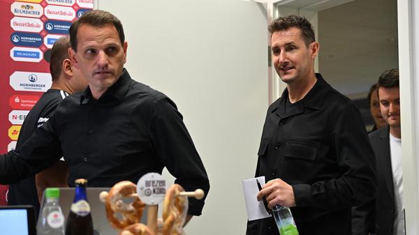 Die Tür zum Presseraum öffnete sich – und die Medienvertreter bekamen einen Weltmeister, Ausnahmestürmer und deutschen Rekordtorschützen als neuen Club-Trainer vorgestellt. Dem 1. FC Nürnberg war ein Coup gelangen – nicht nur, dass es dem Zweitligisten gelang, eine derart prominente Persönlichkeit des deutschen Fußballs als Trainer zu gewinnen, sondern auch ebendiese Tatsache geheim zuhalten bis zu dem Moment, zu dem Miroslav Klose den Raum betrat.