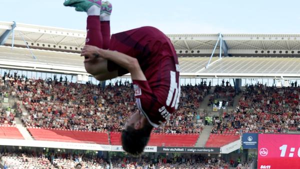 Euphorie wegen des neuen Cheftrainers, Euphorie wegen vielversprechender Transfers – und Euphorie wegen guter Testspielergebnisse. In der Vorbereitung blieb der Club in seinen fünf Testspielen allesamt ungeschlagen. Überstrahlt wurde die Vorbereitung vom 3:0-Heimerfolg bei der Generalprobe gegen Juventus Turin, der durchaus als Achtungserfolg gewertet werden darf: Zwar war der italienische Serienmeister nicht mit seiner üblichen Startelf angerückt, im Laufe des Spiels kamen aber dennoch einige Stars wie Dusan Vlahovic oder Youngster Khephrem Thuram zum Einsatz.