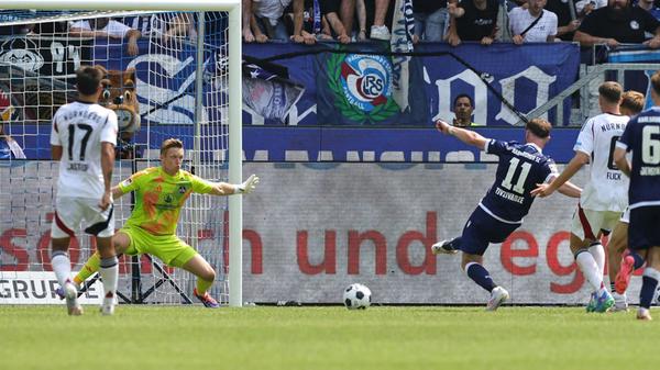 Aber Juventus ist leider nicht Karlsruhe – denn gegen Karlsruhe verlor der Club. Zwar baute sich die Equipe des debütierenden Cheftrainers Miroslav Klose dank Treffer von Kanji Okunuki und Florian Flick eine komfortable Führung, doch die georgisch-badische Glanzshow von KSC-Angreifer Budu Zivzivadze torpedierte die Hoffnungen auf einen fränkischen Auftakterfolg: Dreimal traf der Karlsruher Shootingstar, bestrafte dabei die teilweise bubenhaften Nachlässigkeiten in der Nürnberger Defensive und fügte dem FCN damit eine 2:3-Heimniederlage zu.