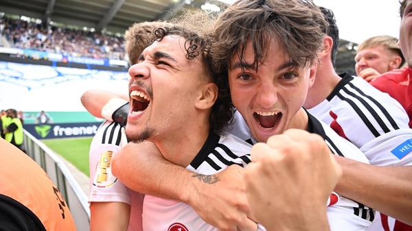 Nach der Auftaktniederlage schien der 1. FC Nürnberg Anlauf zu einem Höhenflug zu nehmen, nur um dann den August doch mit einer Bruchlandung zu beenden. Erst besiegte der Club den lange in Unterzahl agierenden FC Schalke 04 mit 3:1 vor heimischer Kulisse, danach sicherte er sich im dramatischen Elfmeter-Schießen gegen den saarländischen Pokalschreck der Vorsaison den Einzug in die zweite Runde. Am Böllenfalltor reichte es trotz einer ernüchternden Leistung dank eines Sevcik-Traumtores für einen schmeichelhaften Punktgewinn.