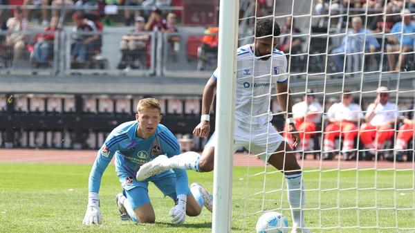 Und dann? Dann ging der Club mit 0:4 im eigenen Stadion gegen den 1. FC Magdeburg unter. Der 1. FC Nürnberg wurde im heimischen Achteck regelrecht vorgeführt von der Titz-Equipe und erhielt ein Stück weit die Quittung für die zuvor gebotenen Leistungen. Denn: Wenngleich der ruhmreiche Altmeister mit vier Zählern aus drei Spielen einen zumindest nicht fatalen Saisonstart erwischte, täuschten die Ergebnisse oft über die Leistungen und deren Zustandekommen hinweg.