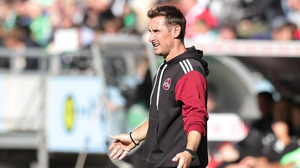 Da der Club im Anschluss aber gegen Hertha und Hannover verlor und damit weder ansprechenden Fußball zeigte, noch zumindest die nötigen Punkte einfuhr, wurden am Valznerweiher die Rufe nach einer frühen Trainerentlassung laut. Nur zwei Monate nach seinem Amtsantritt stand Miroslav Klose nicht nur unter Druck, sondern (vermeintlich) vor dem Aus. Der Cheftrainer galt als Hauptverantwortlicher für die sportliche Misere, für die defensive Anfälligkeit und die offensive Ideenlosigkeit. Chatzialexiou hielt eine Trainerdiskussion zu diesem Zeitpunkt aber für „einfach zu früh“.