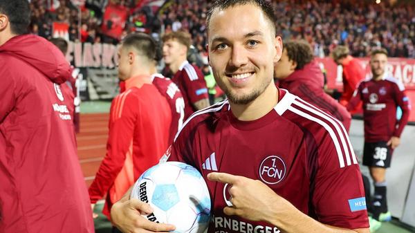Auf den euphorisierenden Derbysieg folgte ein Rekordsieg: Mit 8:3 zerlegte der Club den abstiegsgefährdeten SSV Jahn Regensburg und surfte die Erfolgswelle weiter. Nie hat der 1. FC Nürnberg in seiner langjährigen Vereinshistorie acht Tore in einem Zweitliga-Spiel erzielt. Zum absoluten Matchwinner avancierte Neuzugang Julian Justvan mit drei Toren und einer Vorlage.