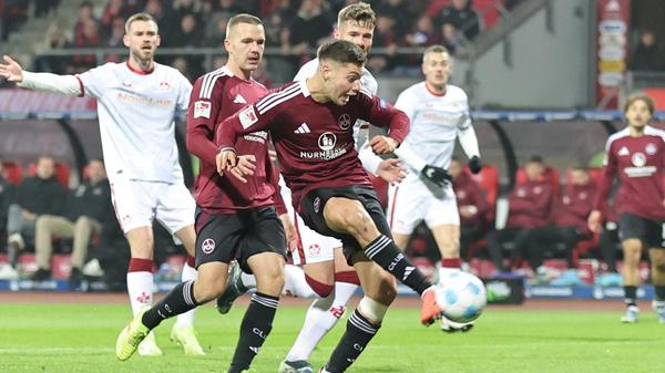 Erfolgreich und attraktiv – diesen Mix legte der Club eigentlich nur gegen Fürth und Regensburg an den Tagen. Spielte er zuvor – zumindest in Relation zur gebotenen Leistung – zumindest halbwegs erfolgreich, aber oftmals gänzlich unansehnlich, schlug das Pendel im Herbst in das andere Extrem aus. Die Klose-Truppe zeigte unter anderem gegen Hamburg und Kaiserslautern herausragende Leistungen, dominanten Offensivfußball und ansehnliche Spielzüge. Aber die junge Mannschaft belohnte sich nicht für ihre Mühen, ließ die nötige Effizienz vermissen, holte zunächst nur zwei Remis und verfiel dann in alte Muster.