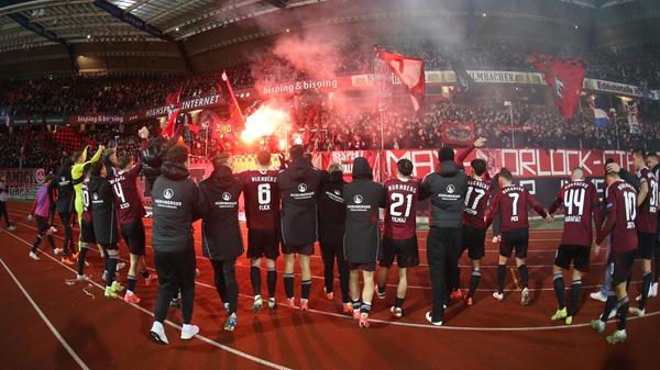 Trotz mitunter ansprechenden Auftritten wartete der Club nach dem furiosen 8:3-Erfolg gegen die Jahnelf bis zum letzten Hinrunden-Spieltag auf den nächsten Dreier. Im Max-Morlock-Stadion besiegte der fränkische Traditionsklub die zeitweise dezimierten Löwen aus Braunschweig dank eines Tzimas-Tores mit 1:0 – auf dem Feld mit Ach und Krach, auf den Rängen mit Pyrotechnik und Wunderkerzen. Letztendlich überwintert der Club mit 22 Punkten aus 17 Spielen auf dem elften Tabellenplatz und ist in der engen 2. Bundesliga in Schlagdistanz zu den Aufstiegsrängen.