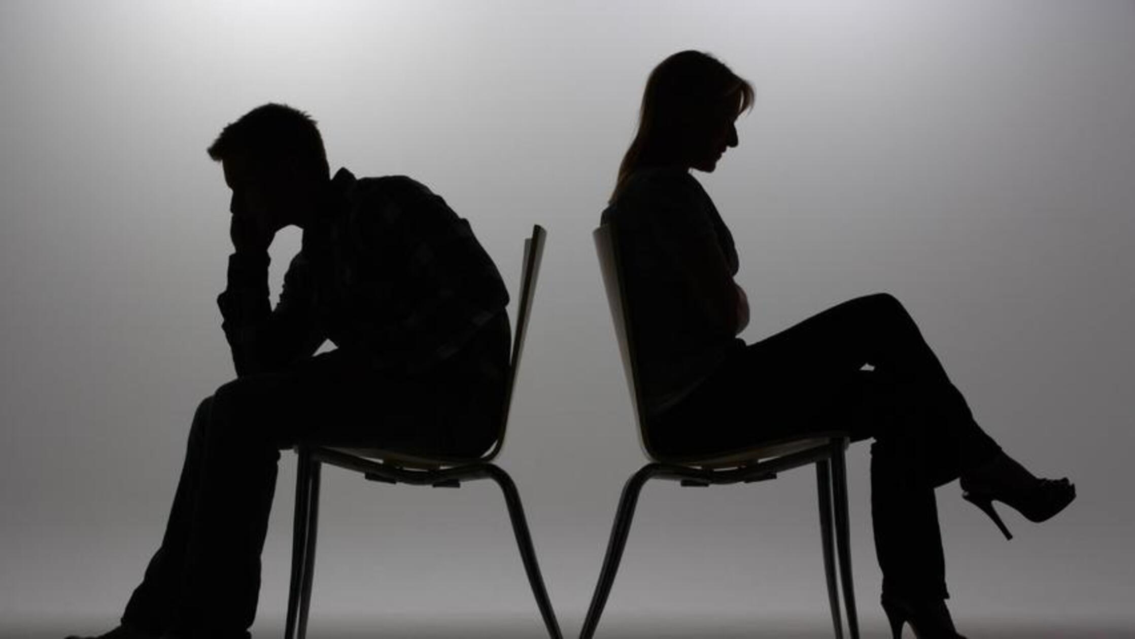 Der Ehestreit eines Paares in der Oberpfalz endet mit einer Abgasvergiftung: Nach einem Streit wollte ein 27-Jähriger am 2. Januar seiner Frau möglichst aus dem Weg gehen und die Nacht im Auto in der Garage verbringen. Als ihm zu kalt wurde, soll er den Motor seines Wagens gestartet haben. Als er später die Garage verlassen wollte, konnte er das Tor nicht mehr öffnen. Er musste seine Frau informieren, die das Tor von außen öffnete.