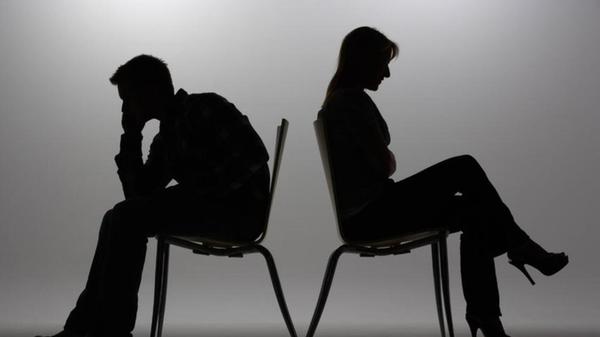 Der Ehestreit eines Paares in der Oberpfalz endet mit einer Abgasvergiftung: Nach einem Streit wollte ein 27-Jähriger am 2. Januar seiner Frau möglichst aus dem Weg gehen und die Nacht im Auto in der Garage verbringen. Als ihm zu kalt wurde, soll er den Motor seines Wagens gestartet haben. Als er später die Garage verlassen wollte, konnte er das Tor nicht mehr öffnen. Er musste seine Frau informieren, die das Tor von außen öffnete.