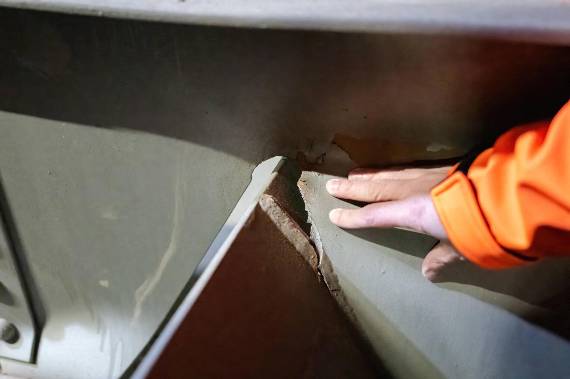 Am 2. Februar hat ein 59-jähriger Mann aus der Gemeinde Pettendorf während privater Abbrucharbeiten einen Stahlträger durchgesägt - leider handelte es sich um den Träger, auf dem er selbst stand. Er stürzte circa zwei Meter in die Tiefe und landete auf dem Betonfundament, berichtet die Polizeiinspektion Nittendorf. Er verletzte sich augenscheinlich am Kopf und kam in ein Regensburger Krankenhaus.