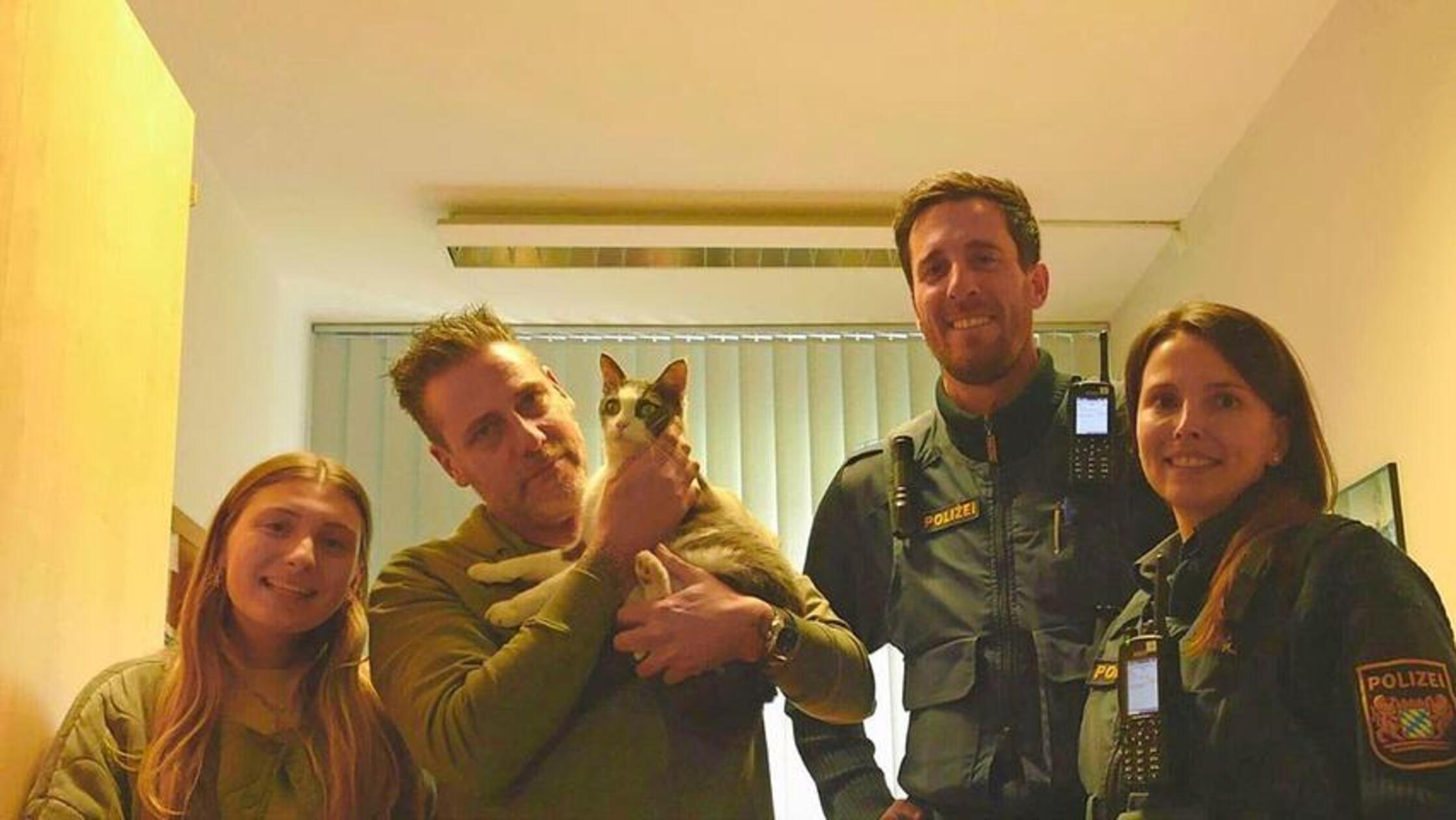 Tagtäglich war ein "Einbrecher" durch ein geöffnetes Fenster in die Räume der Polizeiinspektion an der Wallensteinstraße in Nürnberg gestiegen: Eines Tages stellte sich schließlich heraus - bei dem "Einbrecher" handelt es sich um den drei Jahre alten Kater Aslan. Wie das Polizeipräsidium Mittelfranken auf Facebook mitteilte, konnte nach Auslesen des Chips festgestellt werden, dass der junge Kater aus dem französischen Colmar, also rund 400 Kilometer von Nürnberg entfernt, stammt. Seine Familie dort suchte ihn zu diesem Zeitpunkt bereits seit 18 Monaten und hat ihn als vermisst gemeldet. Die Beamten nahmen das Tier kurzerhand in Gewahrsam, bis seine Familie den weiten Weg von Frankreich nach Deutschland zurücklegte, um ihren Liebling abzuholen.