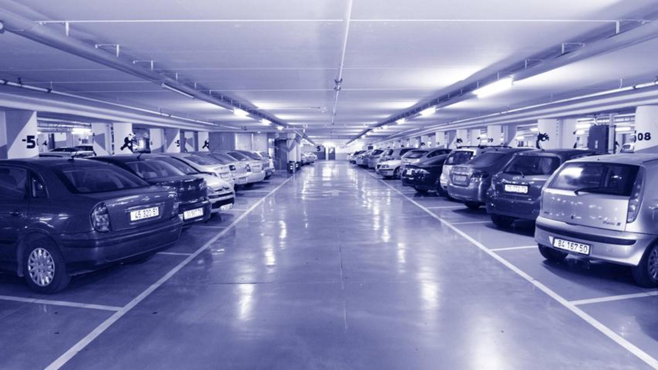 Diese Situation dürfte wohl den meisten bekannt vorkommen: Nach einem ausgedehnten Stadtbummel steht man im Parkhaus und es will einem nicht mehr einfallen, wo das Auto geparkt ist. Also dreht man Runde um Runde über das Areal und mit viel Glück kommt man irgendwann auf dem richtigen Stockwerk raus. Einem 81-Jährigen ging es am 21. Mai in einem Parkhaus in Coburg ähnlich: Sein Auto blieb jedoch verschwunden. Irgendwann drückte er den Notrufknopf und alarmierte damit die Polizei. Die Beamten rückten an und halfen sogar beim Suchen - weiter ohne Erfolg. Bis jemand einen Geistesblitz hatte: Könnte das Auto vielleicht in einem anderen Parkhaus stehen? Und tatsächlich: Der Wagen stand wohlbehalten in einem anderen Parkhaus.