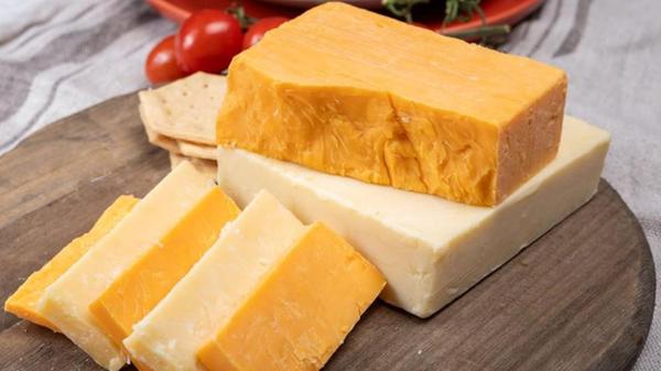 Ein Polizist in Koblenz hat rund 180 Kilogramm Cheddar-Käste aus einem umgekippten LKW gestohlen - und deshalb seinen Job verloren. Der Beamte sollte eigentlich den Unfall absichern. In einer Berufung habe der Beamte angegeben, dass der Käse praktisch nichts mehr wert gewesen sei und er ihn deswegen vor der Vernichtung retten wolle. Das Oberverwaltungsgericht Rheinland-Pfalz hat im Juli die Berufung zurückgewiesen und die Entscheidung damit bestätigt. In der Mitteilung heißt es weiter, dass der Beamte selbst "überhaupt keinen Cheddar-Käse" esse.