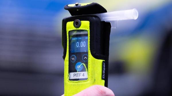 Nachdem die Beamten der Verkehrspolizei Erlangen am 4. August einen Fahrer dazu aufforderten an einer Rastanlage anzuhalten, folgte das Fahrzeug ihnen nur zögerlich, blieb kurz stehen und fuhr dann wieder dem Polizeifahrzeug hinterher. Wie sich später herausstellte, war ein schneller Wechsel Grund für den Halt. Während der Kontrolle saß der ursprüngliche Fahrer außer Atem auf der Rückbank, berichtet die Verkehrspolizeiinspektion Erlangen. Der 33-jährige eigentliche Fahrer war mit 1,58 Promille erheblich alkoholisiert. Mit dem "neuen Fahrer" konnten die Männer einer Strafe aber nicht entgehen. Der zum Fahrer beförderte 46-Jährige war mit 1,72 Promille noch stärker als der 33-Jährige alkoholisiert.