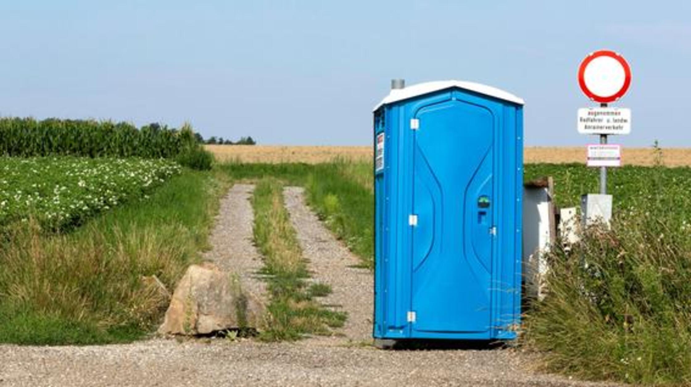 Im August verständigten Zeugen die Polizei, nachdem sie einen jungen, nackten Mann im Bereich einer Tankstelle bei Ipsheim beobachteten. Der 23-Jährige versteckte sich nach Informationen des Polizeipräsidiums Bad Windsheim schließlich in einer Baustellentoilette. Nach Befragung stellte sich heraus, dass er wohl seit letzter Nacht nach Cannabiskonsum einen "Filmriss" habe und sich nicht erklären könne, wo sein Fahrzeug und seine Bekleidung geblieben seien.