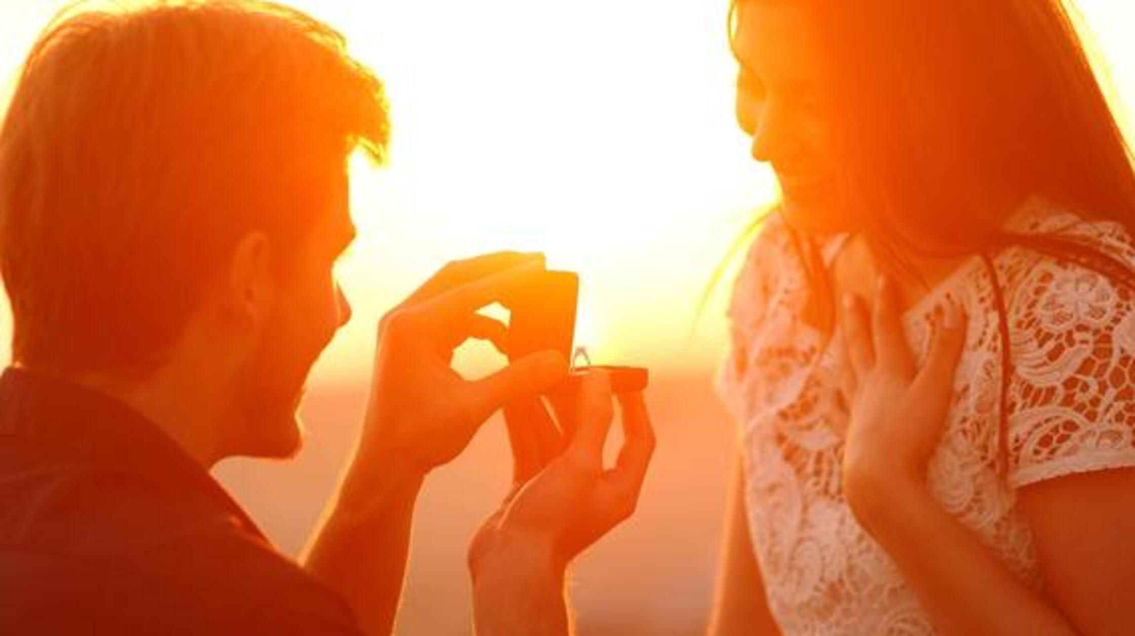 Wie die Polizeiinspektion Hof in einer Mitteilung erklärt, wurde sie im September über ein streitendes Pärchen im Bereich der Michaelisbrücke informiert. Nachdem eine Streife das Pärchen in der Fabrikzeile antreffen konnte, stellt sich im Gespräch heraus, dass ein misslungener Heiratsantrag den Streit ausgelöst. Nachdem die Lage vor Ort geklärt war, ging der 40-Jährige erneut auf ein Knie - und das im Beisein der überraschten Beamten. Seiner 24-jährigen Zukünftigen sagte dieser Antrag wohl eher zu - sie willigte ein.