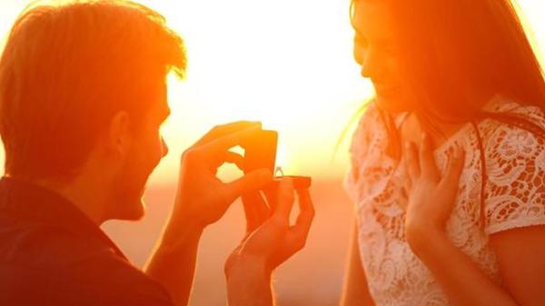 Wie die Polizeiinspektion Hof in einer Mitteilung erklärt, wurde sie im September über ein streitendes Pärchen im Bereich der Michaelisbrücke informiert. Nachdem eine Streife das Pärchen in der Fabrikzeile antreffen konnte, stellt sich im Gespräch heraus, dass ein misslungener Heiratsantrag den Streit ausgelöst. Nachdem die Lage vor Ort geklärt war, ging der 40-Jährige erneut auf ein Knie - und das im Beisein der überraschten Beamten. Seiner 24-jährigen Zukünftigen sagte dieser Antrag wohl eher zu - sie willigte ein.