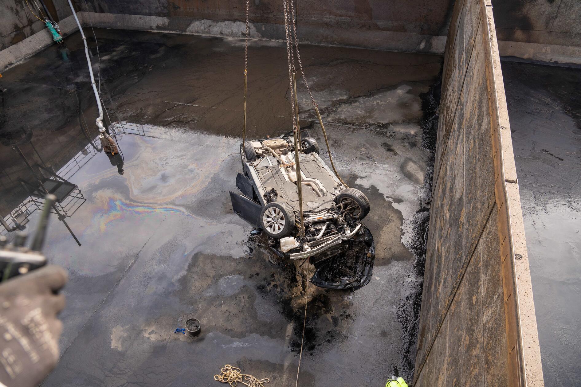 Ende Oktober ist ein Jugendlicher in Bamberg im Auto seiner Eltern vor der Polizei geflüchtet und in einem Klärbecken gelandet. Der Wagen versank darin nach Polizeiangaben vollständig. Acht Tage nach dem Geschehen konnten Einsatzkräfte mit der Bergung des Fluchtfahrzeugs aus der Kläranlage in Bamberg beginnen. Rund 16.000 Kubikmeter Wasser mussten hierfür über Tage hinweg abgepumpt werden.