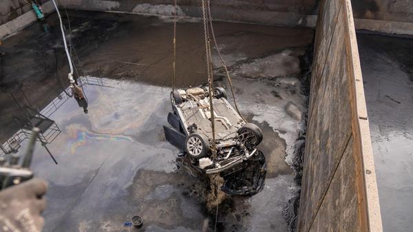 Ende Oktober ist ein Jugendlicher in Bamberg im Auto seiner Eltern vor der Polizei geflüchtet und in einem Klärbecken gelandet. Der Wagen versank darin nach Polizeiangaben vollständig. Acht Tage nach dem Geschehen konnten Einsatzkräfte mit der Bergung des Fluchtfahrzeugs aus der Kläranlage in Bamberg beginnen. Rund 16.000 Kubikmeter Wasser mussten hierfür über Tage hinweg abgepumpt werden.
