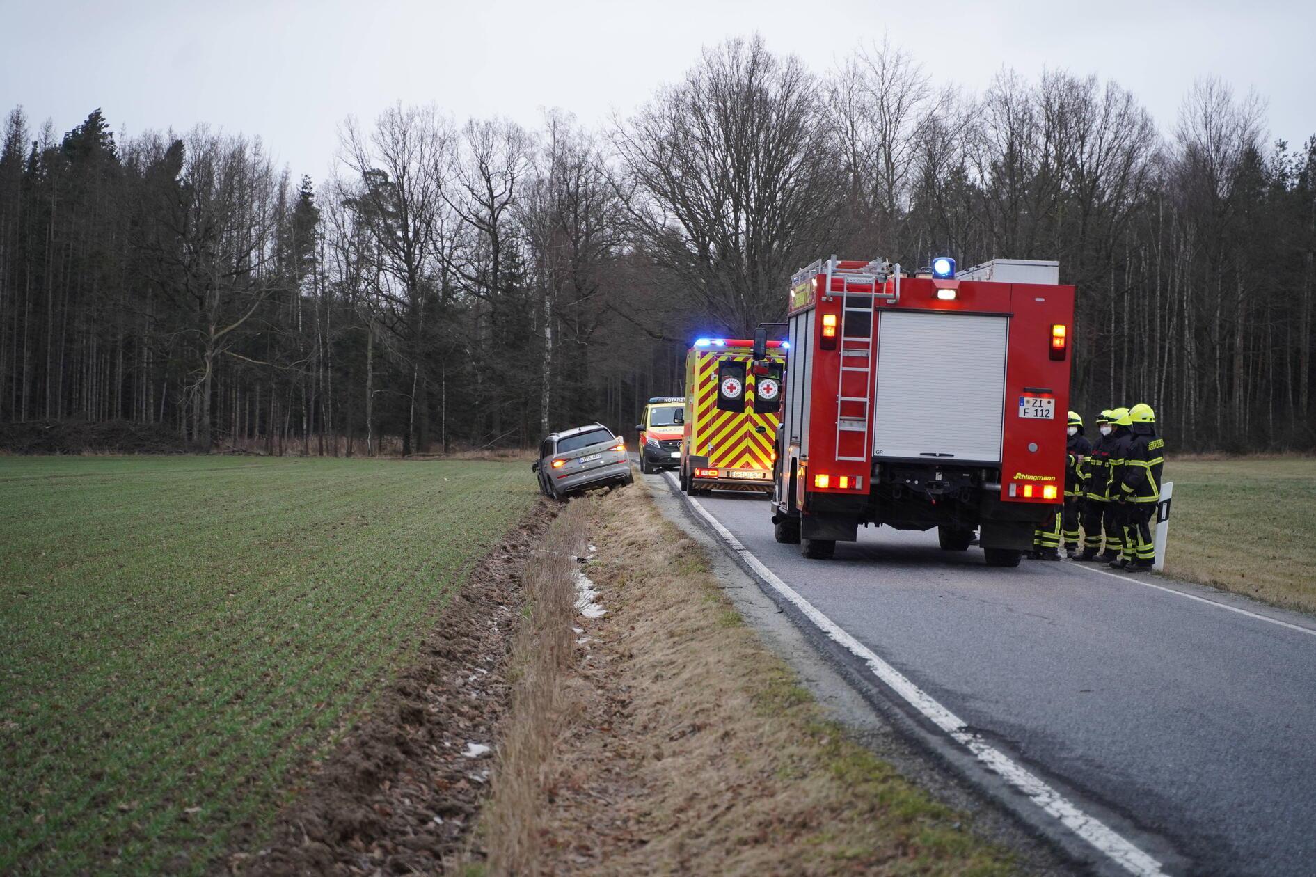 Wie die Polizeiinspektion Ansbach am 10. November mitteilte, befuhr ein 32-jähriger Fahrer etwa 20 Kilometer lang den Graben der B13. Andere Verkehrsteilnehmer hatten den Mann gemeldet, nachdem er gegen 4 Uhr nahe der Gemeinde Marktbergel, Ottenhofen aufgefallen war. Nach Angaben der Polizei hatte der 32-Jährige seine Fahrt im Graben bis nach Ansbach fortgesetzt, dort überfuhr er schließlich eine Verkehrsinsel und beschädigte ein Verkehrszeichen. Wegen der vielen Beschädigungen kam sein Fahrzeug schließlich zum Stehen.