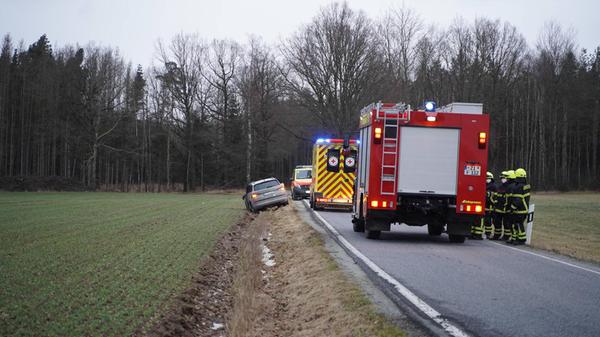 Wie die Polizeiinspektion Ansbach am 10. November mitteilte, befuhr ein 32-jähriger Fahrer etwa 20 Kilometer lang den Graben der B13. Andere Verkehrsteilnehmer hatten den Mann gemeldet, nachdem er gegen 4 Uhr nahe der Gemeinde Marktbergel, Ottenhofen aufgefallen war. Nach Angaben der Polizei hatte der 32-Jährige seine Fahrt im Graben bis nach Ansbach fortgesetzt, dort überfuhr er schließlich eine Verkehrsinsel und beschädigte ein Verkehrszeichen. Wegen der vielen Beschädigungen kam sein Fahrzeug schließlich zum Stehen.