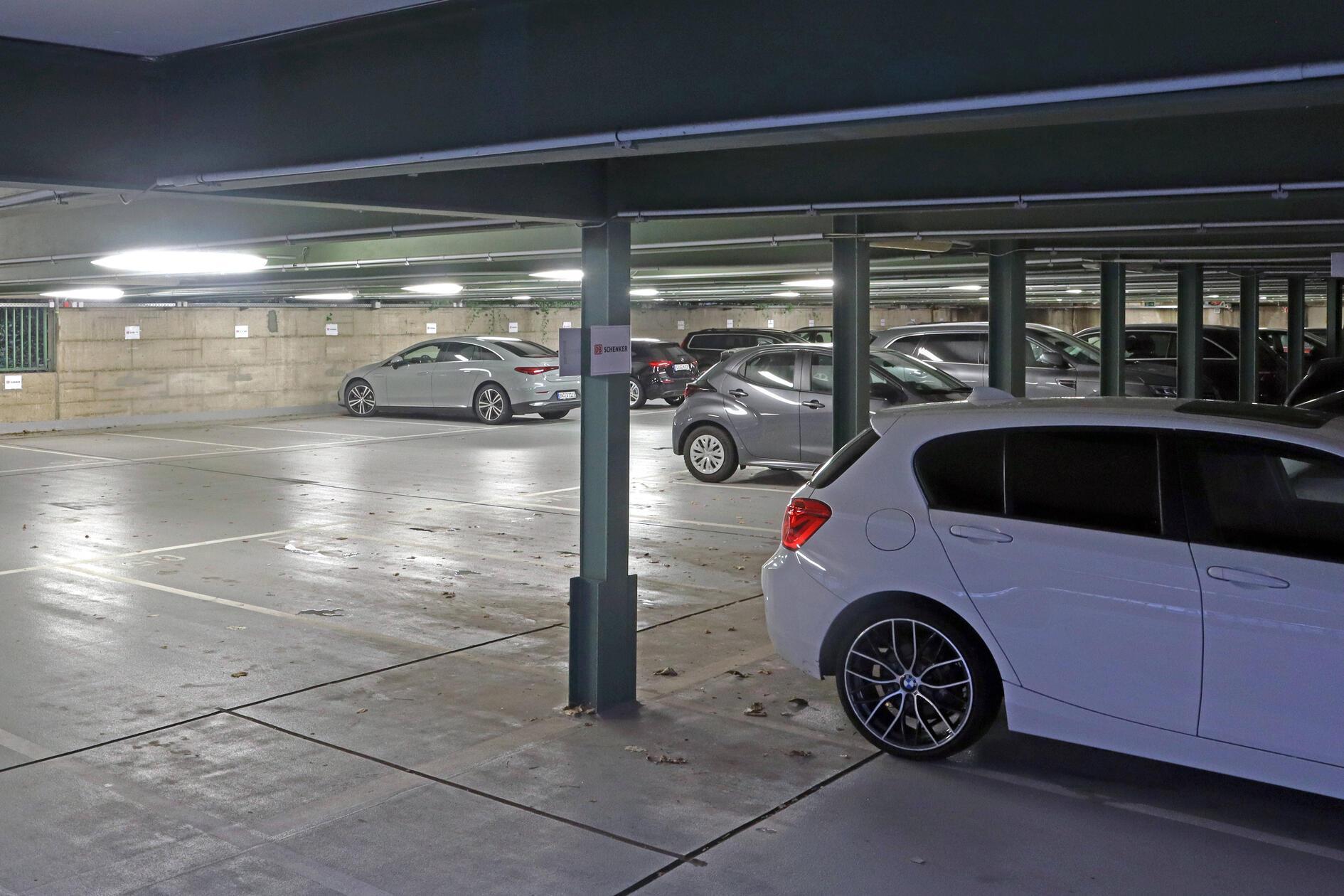 Ein 86-jähriger Mann war am 21. November gegen 12.15 Uhr mit seinem Pkw im Parkhaus der Erlanger Arcaden, wo er in eine Parklücke einfahren wollte. Als der Senior nach hinten fuhr, touchierte er ein geparktes Fahrzeug. Der Aufprall war scheinbar so heftig, dass dieses Auto auf zwei weitere geparkte Fahrzeuge aufgeschoben wurde, berichtet die Polizeiinspektion Erlangen-Stadt. Der Mann wollte die Unfallstelle räumen, kam dabei zu allem Überfluss gegen eine Betonsäule des Parkhauses und touchierte zudem einen weiteren Pkw. Wie die Polizei mitteilt, verlief ein Alkoholtest bei dem Fahrer negativ.