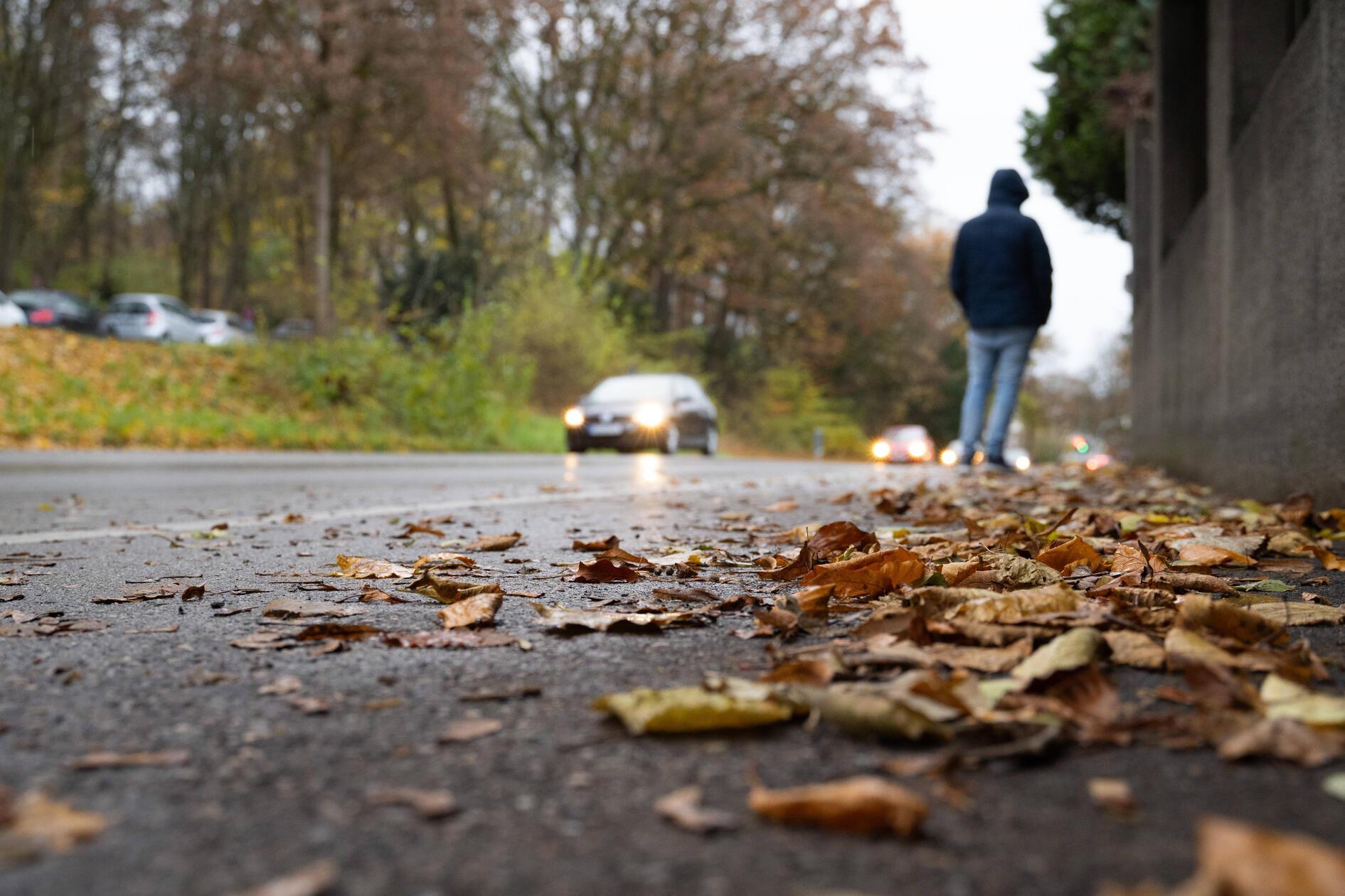 Wie die Polizeiinspektion Ansbach mitteilt, fuhr am 22. Dezember gegen 22.45 Uhr ein 30-jähriger Pkw-Fahrer auf der Eyber-Straße in Richtung Residenzstraße, als plötzlich ein Fußgänger vom Gehweg auf die Fahrbahn sprang. Nachdem der Fahrer gebremst und gewendet hatte, folgte er dem 33-jährigen Fußgänger bis zu einer Aral-Tankstelle und verständigte dort die Polizei. Nach aktuellem Erkenntnisstand sei es möglich, dass am Sonntag weitere Pkw-Fahrer dem Mann ausweichen mussten. Unter anderem ein Pizzalieferant sowie der Fahrer eines BMW.